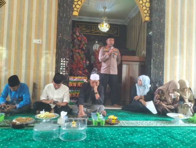 
 Hadiri Maulid Nabi di Desa Galung, Kapolsek Ulaweng Pererat Silaturahmi dengan Warga