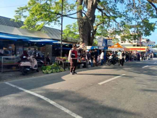 
 Pastikan Keamanan dan Kelancaran Aktivitas Warga, Kanit Samapta Polsek Ulaweng Pimpin Pengaturan Pagi di Pasar Tacipi
