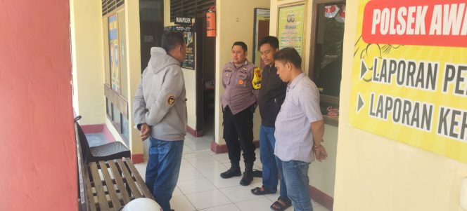 
 ‎Respon Cepat Wakapolsek Awangpone Memimpin Personel Polsek Awangpone Menangani Laporan masyarakat   ‎