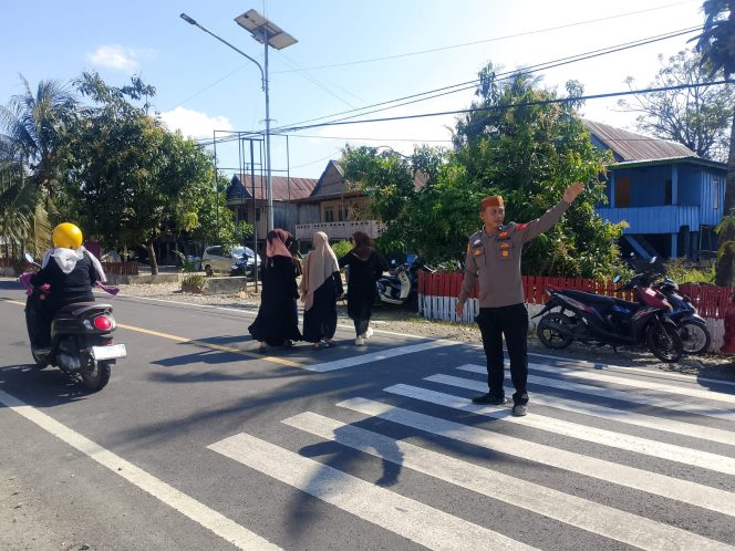 
 ‎Bhabinkamtibmas Polsek Awangpone Laksanakan Pengamanan Peringatan Maulid Nabi Muhammad SAW 1448 H di Desa Jaling