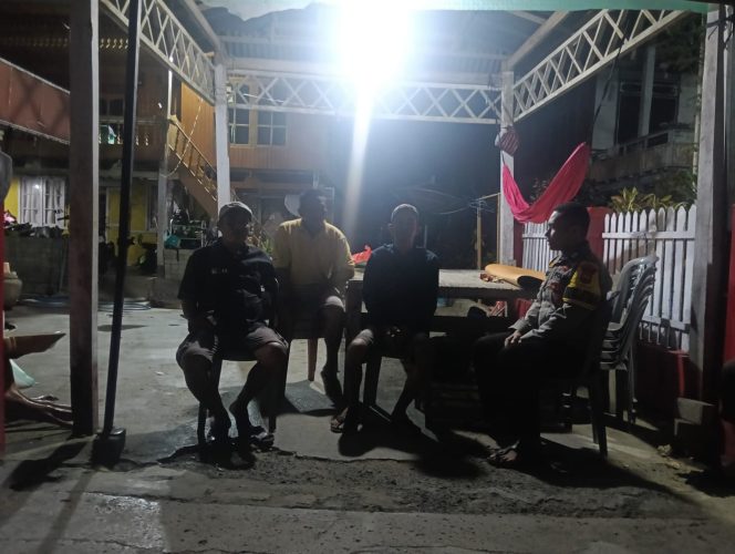
 Di Tengah Suasana Malam, Bhabinkamtibmas Pererat Kemitraan dengan Warga