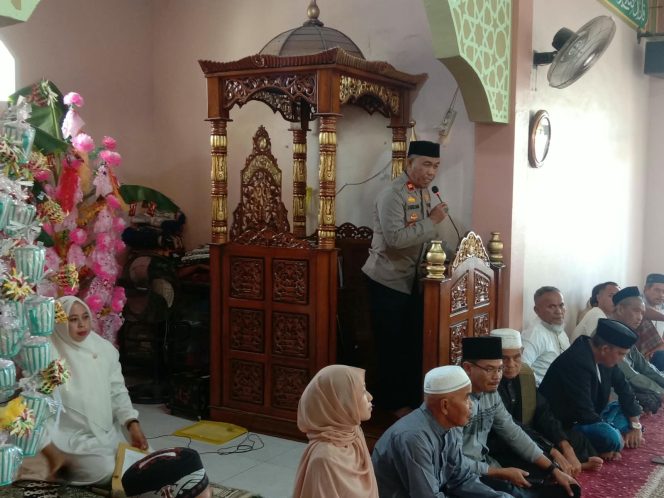 
 Hadiri Maulid Nabi di Desa Lamakkaraseng, Kapolsek Ulaweng Beri Pesan Kamtibmas
