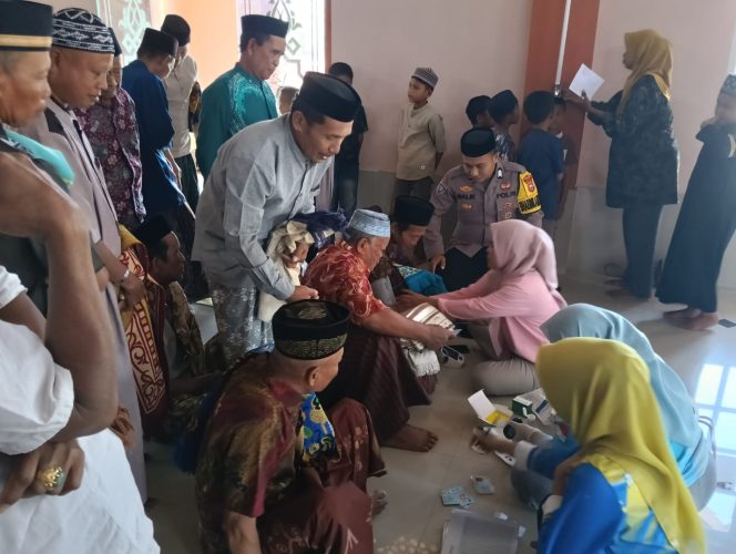 
 Bhabinkamtibmas Dampingi Cek Kesehatan Gratis bagi Jamaah Masjid Nurul Yaqin