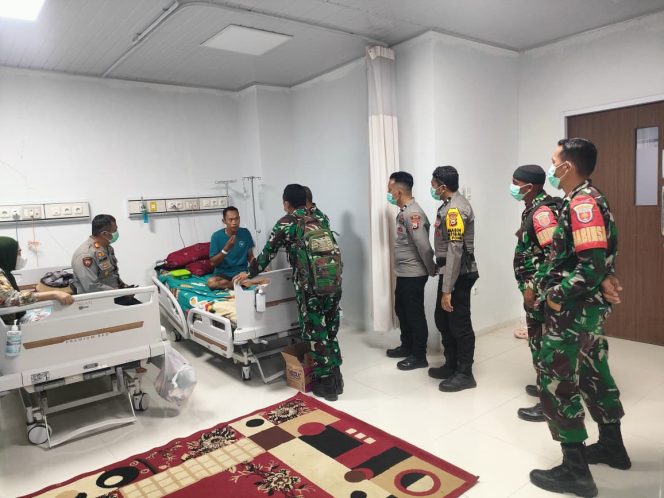 
 Kapolsek Ponre hadir berikan dukungan, jenguk anggota Koramil yang sedang dirawat di rumah sakit