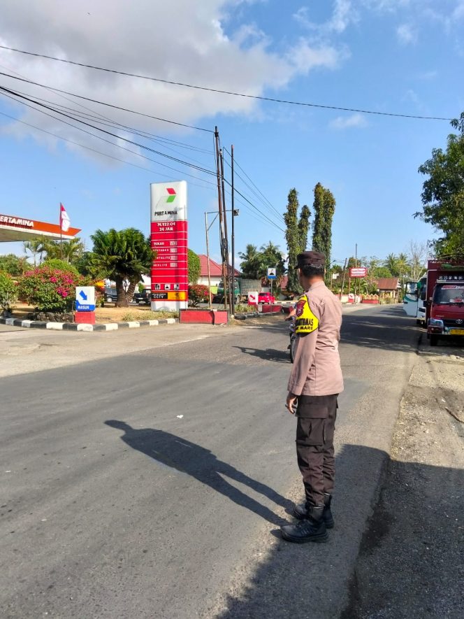 
 Cegah Kemacetan, Personel Polsek Mare Sigap Amankan SPBU Putra Karella