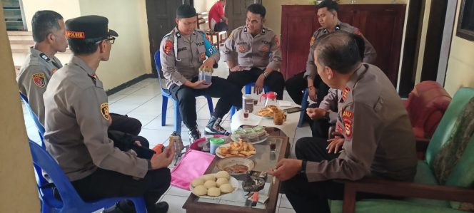 
 Kapolsek Mare Gelar Coffee Morning Bersama Anggota, Perkuat Soliditas dan Kekompakan