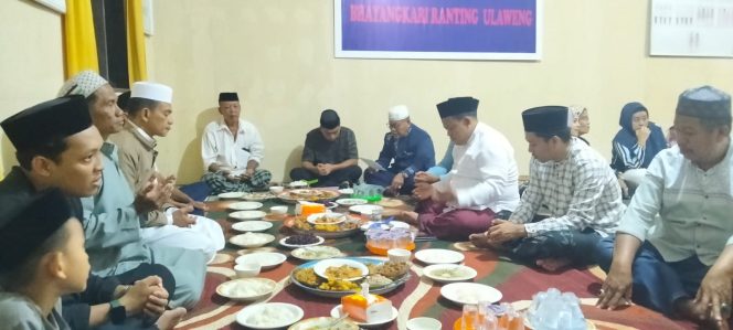 
 Mutasi Jadi Kapolsek, Kapolsek Ulaweng Yang Baru Gelar Syukuran dan Pererat Silaturahmi