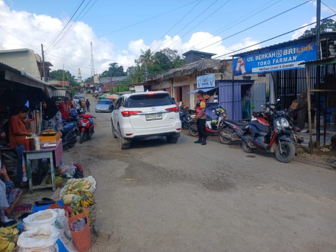
 ‎Berikan Rasa Aman Kepada Masyarakat, Personel Polsek Cenrana Lakukan Pengamanan Pasar