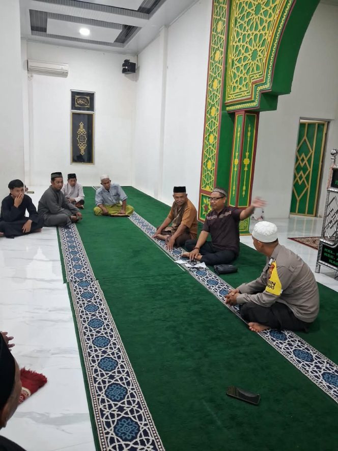 
 Silaturahmi di Masjid, Bhabinkamtibmas Perkuat Kemitraan