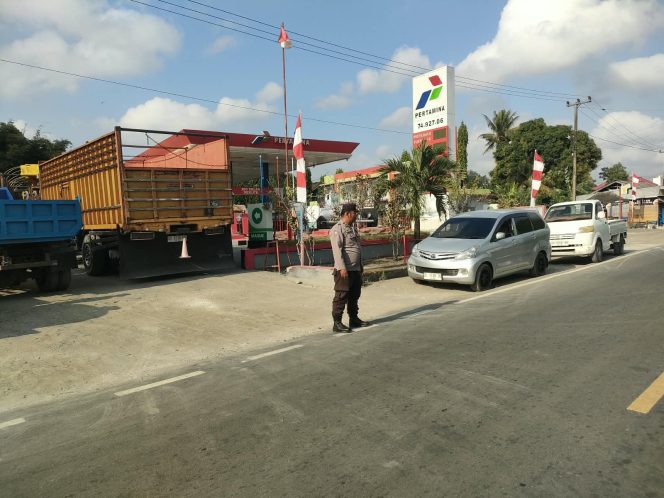 
 Personil Polsek Ulaweng Lakukan Pengaturan di SPBU Antisipasi Lalulintas Macet