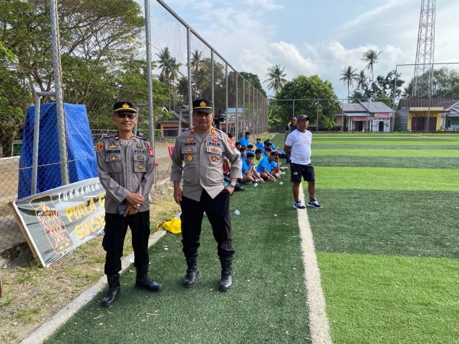
 Hingga laga terakhir, anggota Polsek Ponre konsisten berikan pengamanan turnamen sepak bola piala gubernur Sulsel
