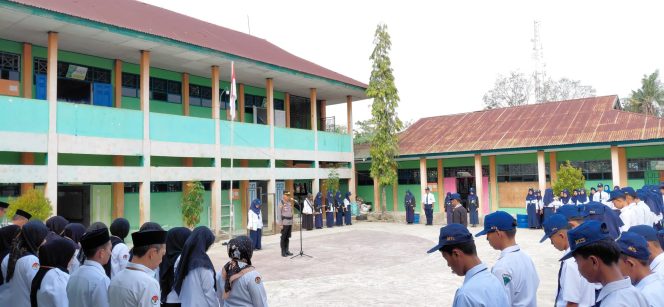 
 Bangun Kedisiplinan Pelajar, Kapolsek Ajangale Pimpin Upacara di MTsN 2 Bone