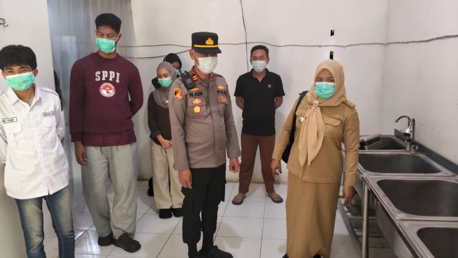
 Kapolsek Ajangale Monitoring SPPG Walasuji Bola Macakka, Pastikan Pelaksanaan Berjalan Aman dan Lancar