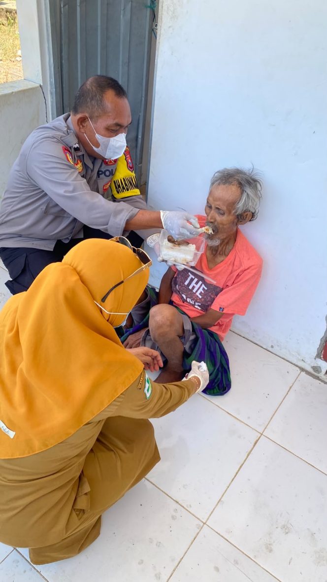 
 ‎Bhabinkamtibmas Polsek Awangpone Peduli Merawat ODGJ yang Tinggal Seorang Diri 