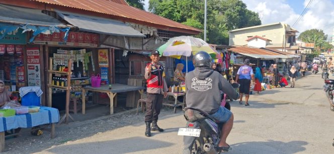 
 ‎Arus Lalu Lintas Lancar, Personel Polsek Cenrana Lakukan Pengamanan Pasar