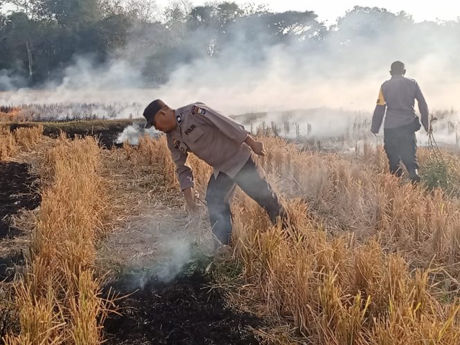 
 ‎Cegah Karhutla, Personel Polsek Cenrana Padamkan Lahan Yang Terbakar