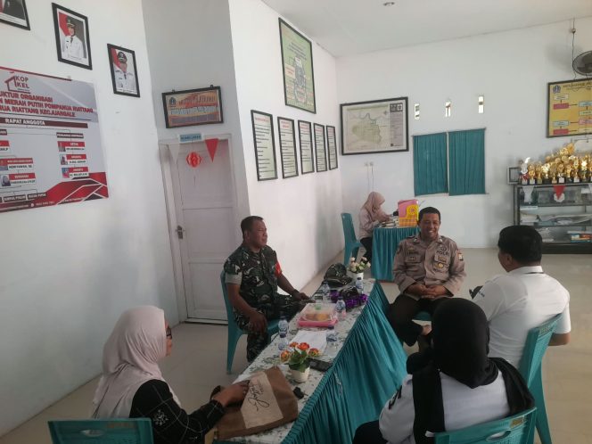 
 Ciptakan Kamtibmas Kondusif, Bhabinkamtibmas Pompanua Riattang Perkuat Koordinasi di Wilayah Binaan