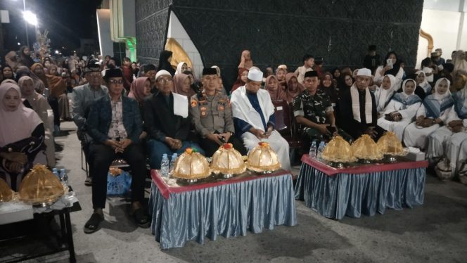 
 Kapolsek Ajangale Bersama Personel Atur Lalin Pasar Welado