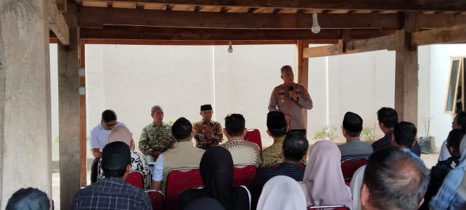 
 Giat pertemuan dan peningkatan koordinasi pendistribusian pupuk bersubsidi didesa mappesangka dihadiri oleh Wakapolres bone