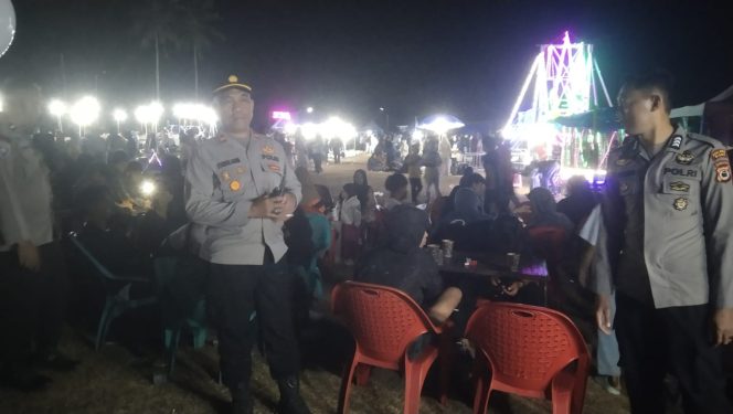 
 Kapolsek Ulaweng Turun Langsung Amankan Pasar Malam, Warga Merasa Nyaman Beraktivitas