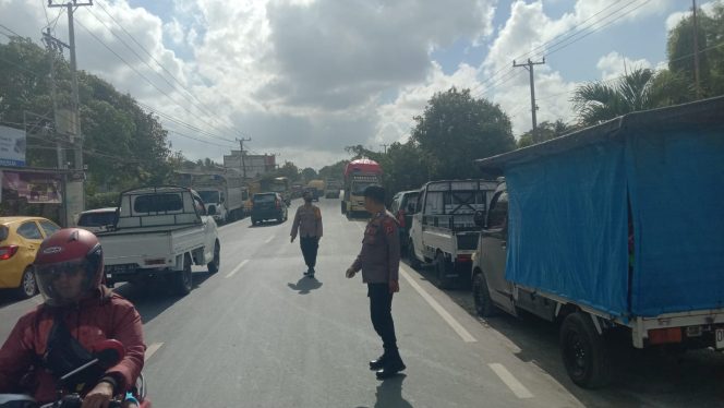 
 Cegah Kemacetan, Personel Polsek Ulaweng Lakukan Pengaturan Arus Lalu Lintas di SPBU Pertamina