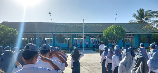 
 Polri Hadir di Tengah Pelajar, Kapolsek Ajangale Jadi Pembina Upacara