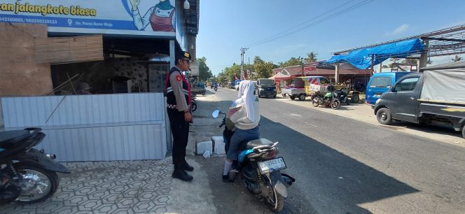 
 Patroli Dialogis, Bripka Mudiansar Sambangi Warga di Desa Welado