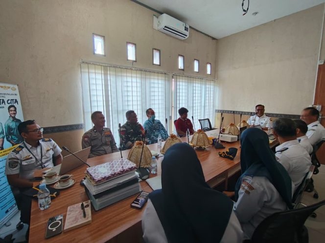 
 ‎Bhabinkamtibmas Polsek Awangpone Hadiri Pembukaan Audit Keamanan Penerbangan di Bandara Arung Palakka