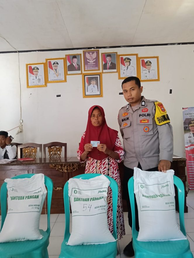 
 Bhabinkamtibmas Dampingi Penyaluran Bantuan Pangan Beras di Desa Amessangeng