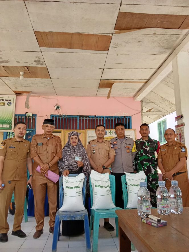 
 Bhabinkamtibmas Aiptu Mansur Lakukan Pendampingan Pembagian Beras kepada Warga Desa Siame
