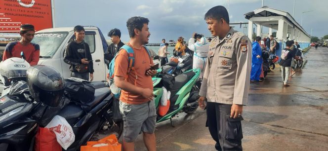 
 Jaga Ketertiban Keselamatan, Temui Calon Penumpang Di Pelabuhan  Bajoe