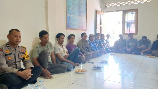 
 ‎Bhabinkamtibmas Polsek Awangpone Hadiri Konsolidasi Tata Kelola Irigasi di Desa Unra