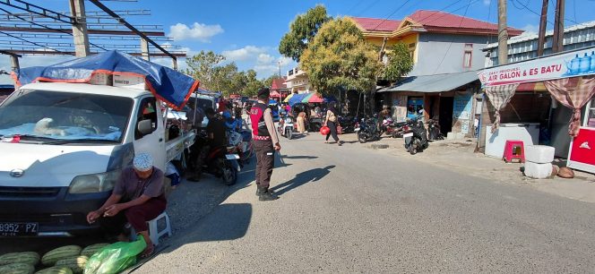 
 Aktivitas Pasar Tetap Lancar, Polsek Ajangale Hadir Amankan Lalu Lintas