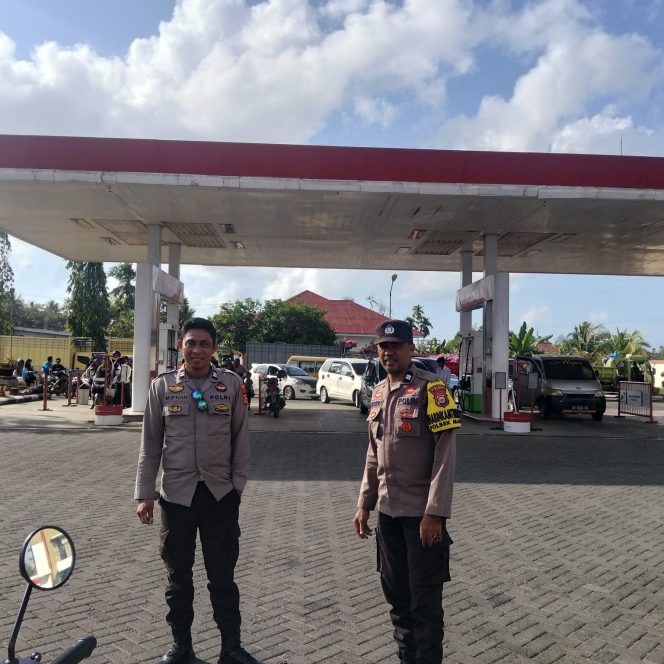 
 Personel Polsek Mare Monitoring SPBU Putra Karella, Pastikan Penyaluran BBM Bersubsidi Tepat Sasaran
