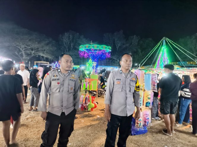 
 POLSEK MARE GELAR PEMANTAUAN PASAR MALAM DI LAPANGAN MARE, PASTIKAN HIBURAN BEBAS JUDI
