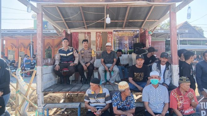
 ‎Hadir Di Setiap Kegiatan Masyarakat, Polsek Cenrana Lakukan Pengamanan Turnamen Sepak Bola.
