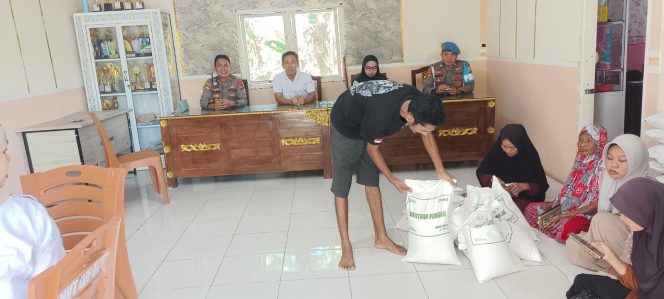 
 Polsek Ajangale Pantau Bantuan Pangan di Desa Pinceng Pute