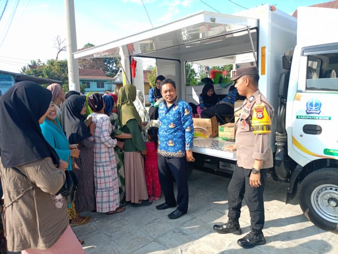 
 ‎Polsek Awangpone Hadiri Gerakan Pangan Murah di Pasar Paccing