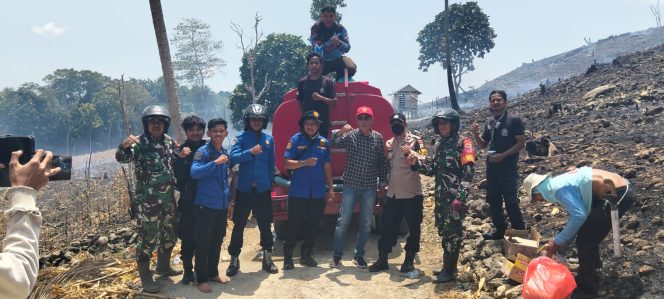 
 Gerak Cepat! Polsek Bersama Koramil dan Damkar Ulaweng Datangi Lokasi Kebakaran Lahan di Desa Galung