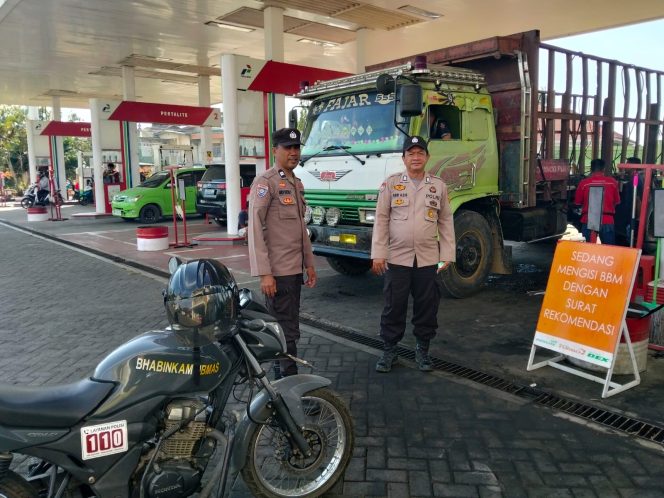 
 Polsek Mare Laksanakan Pengamanan Antrean BBM di SPBU Putra Karella