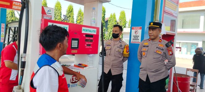 
 Kapolsek Ulaweng Pantau Langsung Stok BBM dan Kelancaran Kendaraan di SPBU Desa Pallawarukka