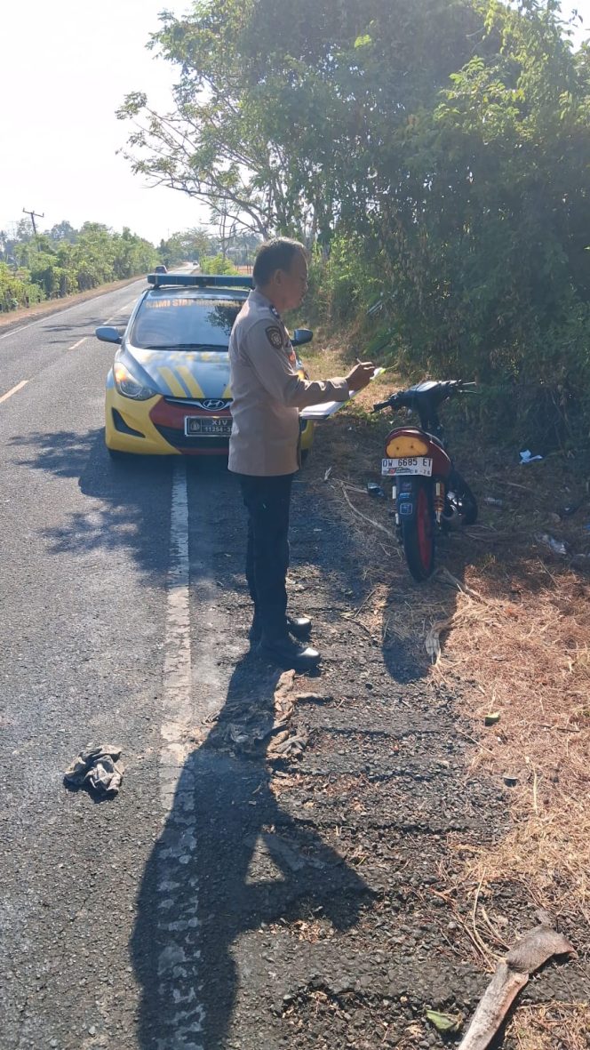 
 Respons Cepat, Wakapolsek Mare Bersama Piket Mako Datangi TKP Laka Lantas di Desa Mario