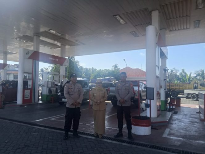 
 Camat Mare Kunjungi Personel Polsek Saat Pengamanan SPBU Putra Karella