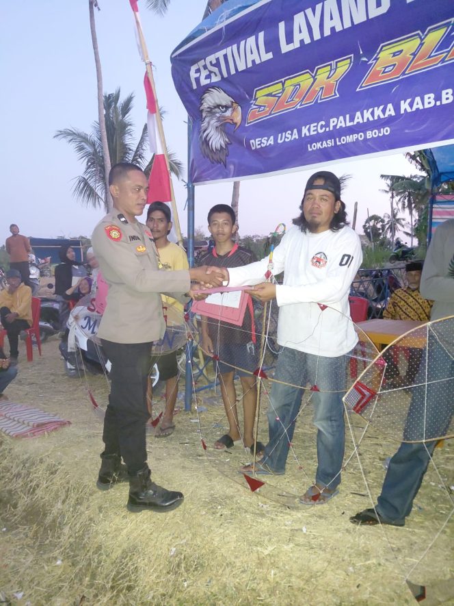 
 ‎Penutupan Lomba Layang-Layang di Desa Usa Berjalan Lancar, Bhabinkamtibmas Serahkan Hadiah kepada Para Pemenang  ‎