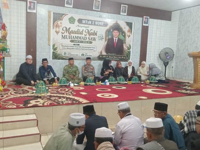 
 Kapolsek Ajangale Hadiri Peringatan Maulid Nabi Muhammad SAW di MTsN 2 Bone