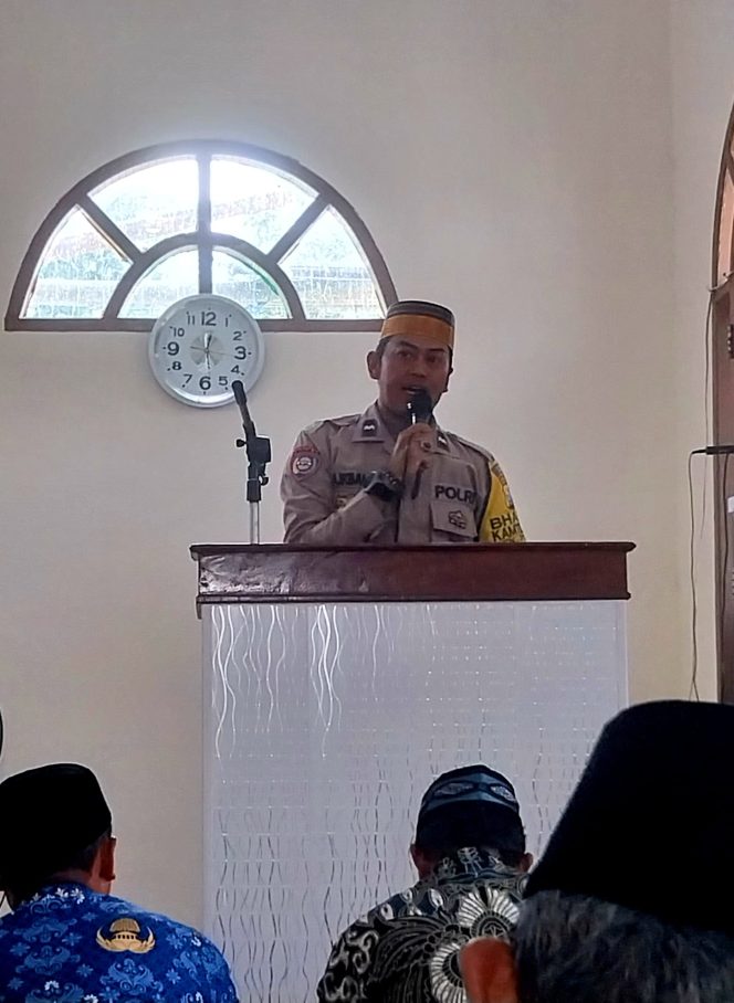 
 Melalui khutbah Jum’at, bhabinkamtibmas Polsek Ponre ajak warga bersama jaga Kamtibmas