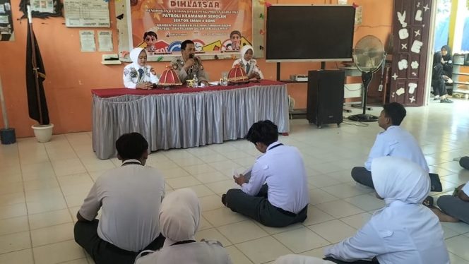 
 Bhabinkamtibmas Polsek Ajangale Bekali Siswa SMAN 4 Bone melalui Diklat PKS