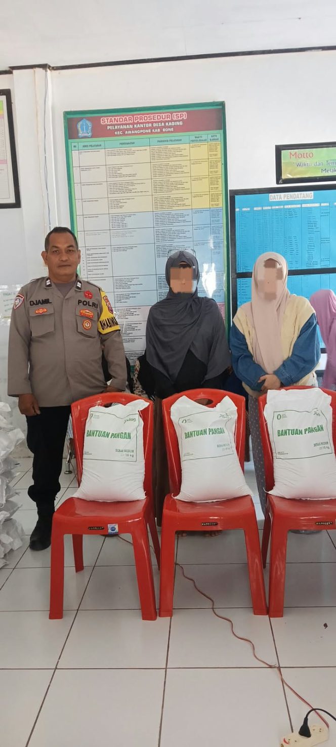 
 ‎Bhabinkamtibmas Polsek Awangpone Dampingi Penyaluran Bantuan Pangan di Desa Kading