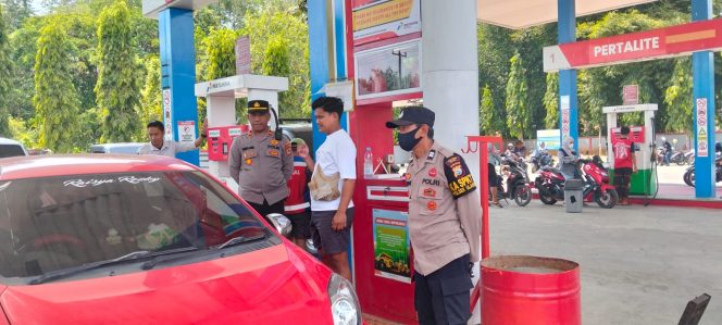 
 Kapolsek Ulaweng Pimpin Pengaturan di SPBU Pallawarukka, Pastikan Arus Kendaraan Tetap Lancar