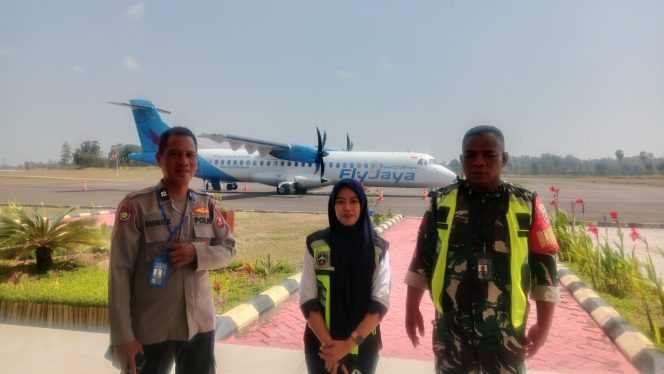 
 ‎Polsek Awangpone Pantau Kedatangan dan Keberangkatan Pesawat di Bandara Arung Palakka